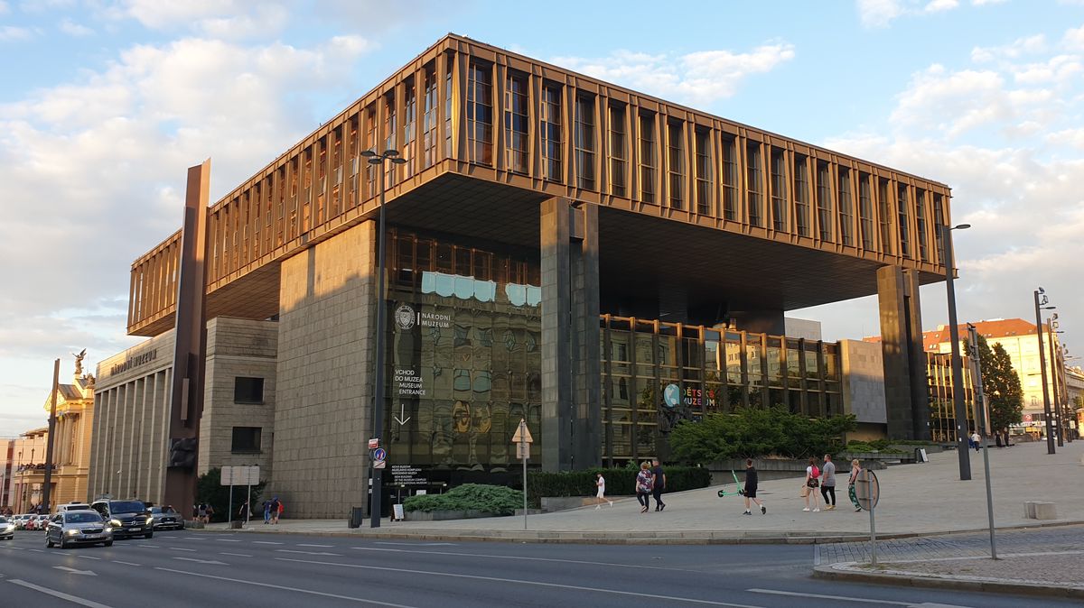 Komunisté nechali postavit budovu parlamentu. Pak se lekli, že je moc luxusní